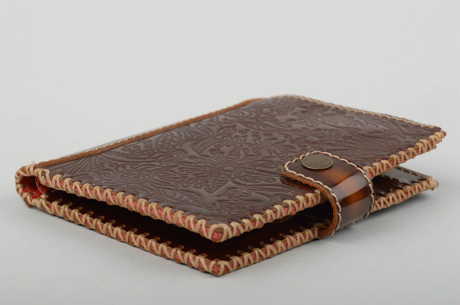 Schönes elegantes braunes handgemachtes Portemonnaie aus Leder mit Mustern foto 4