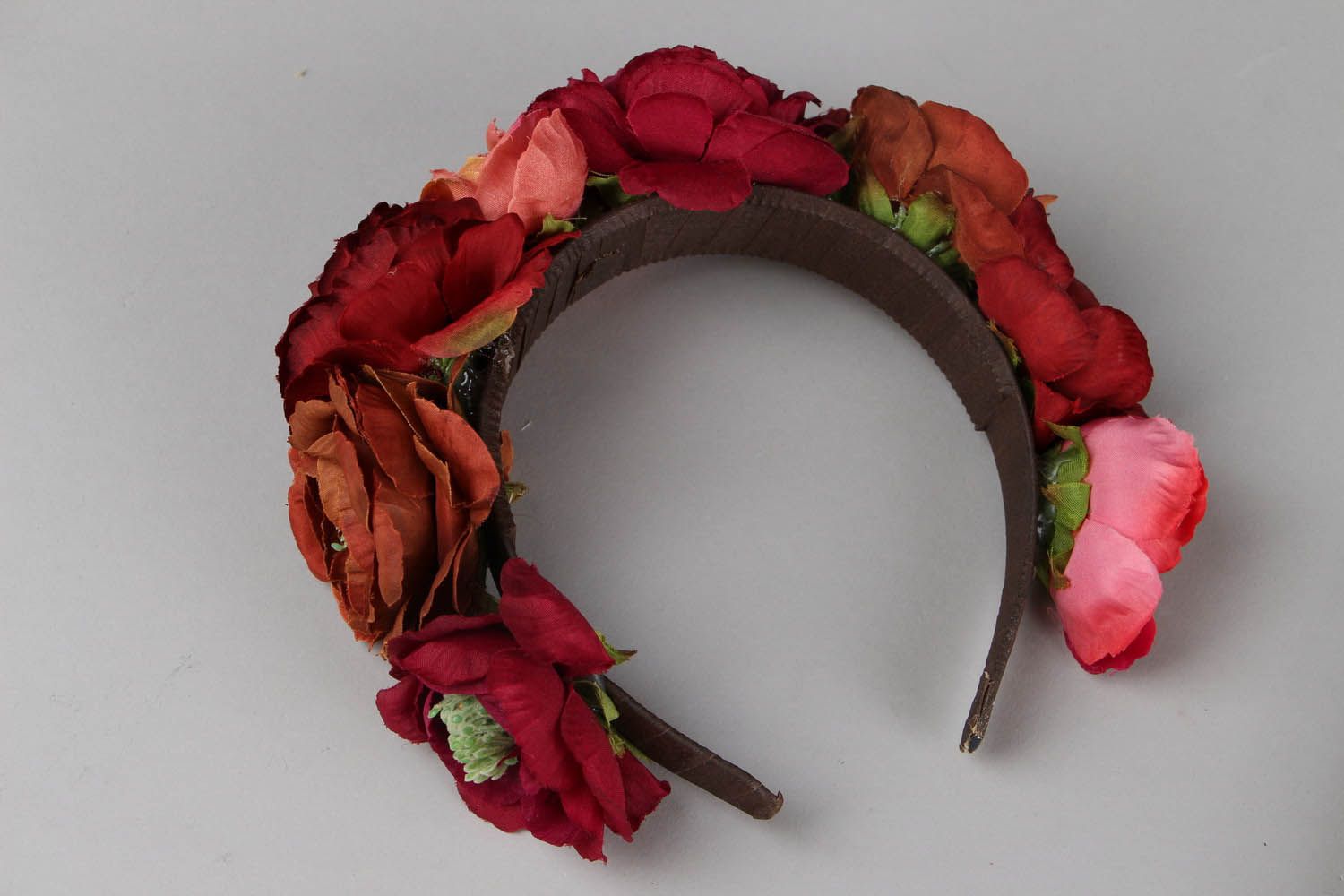 Serre-tête décoré de fleurs en tissu rouges photo 3