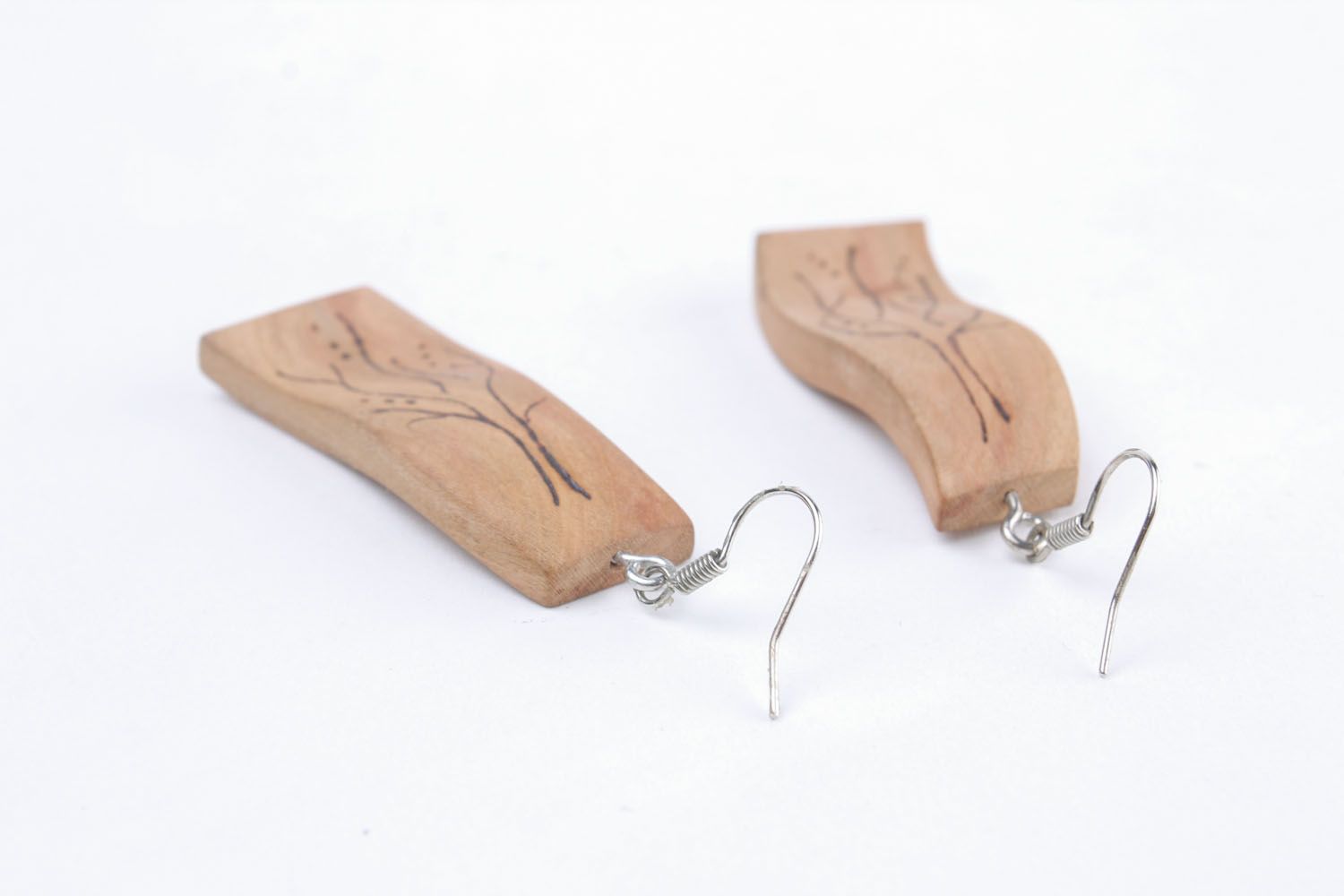 Lange Ohrringe aus Holz foto 5