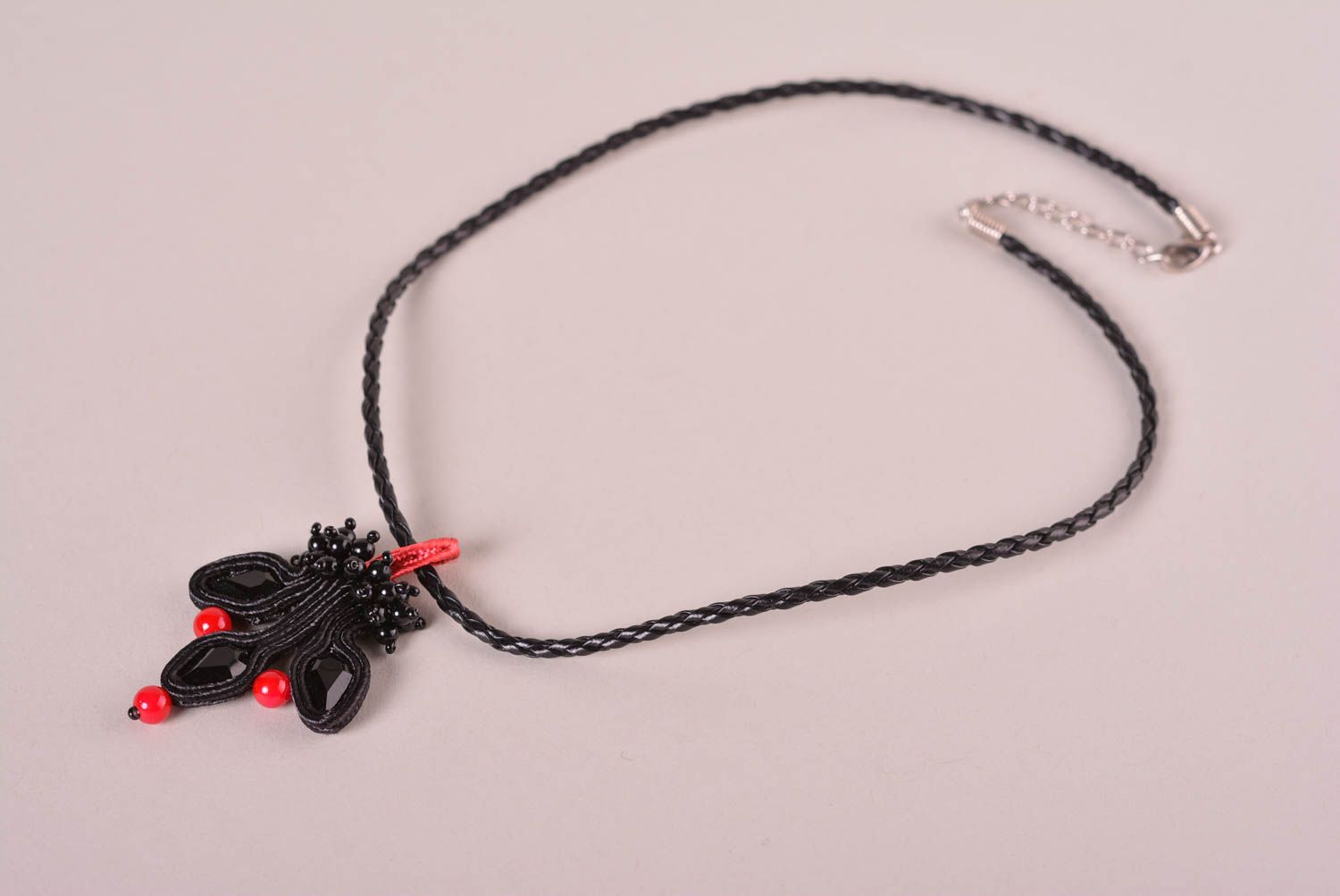Pendentif noir Bijou fait main soutache design original Cadeau pour femme photo 3