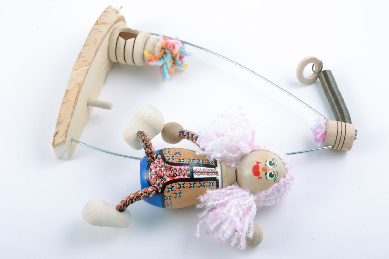 Деревянная игрушка с качелями и девочкой ручной работы с росписью детская фото 5