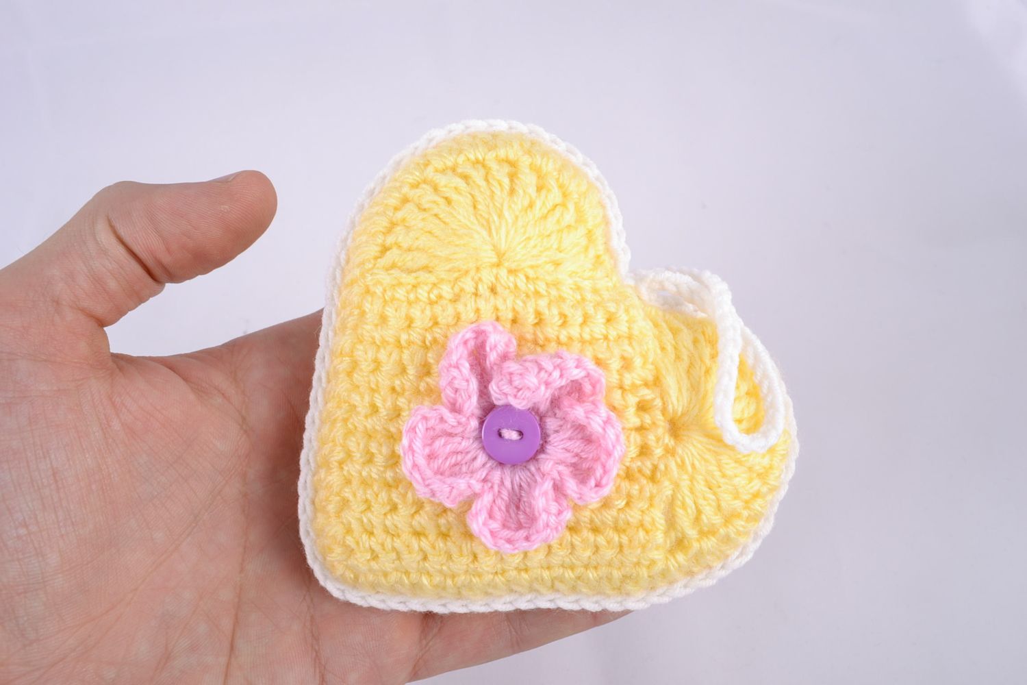 Petite peluche tricoté en forme de cœur jaune décorative originale faite main  photo 2