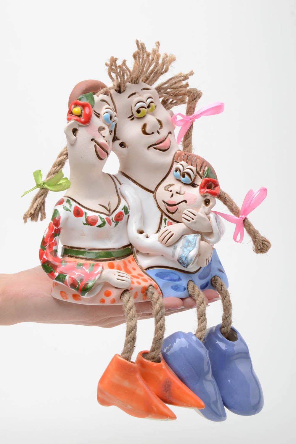 Handgemachte keramische Statuette in Form von Familie mit Kind Autoren Dekor foto 5