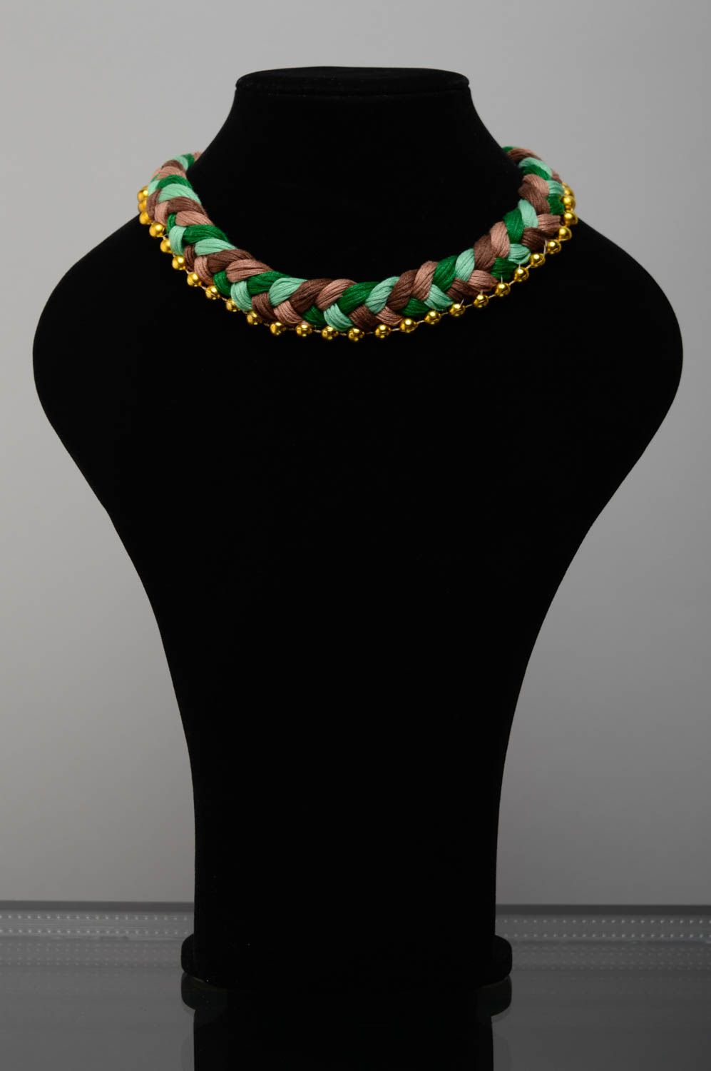 Ожерелье из ниток мулине и цепочки Зеленое лето фото 2
