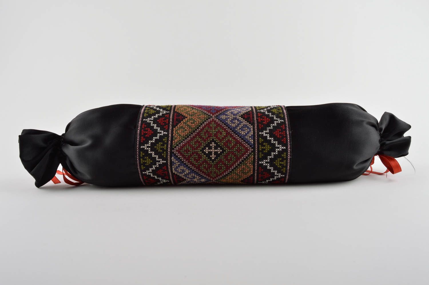 Подушка на диван подарок ручной работы декоративная подушка из атласа черная фото 5