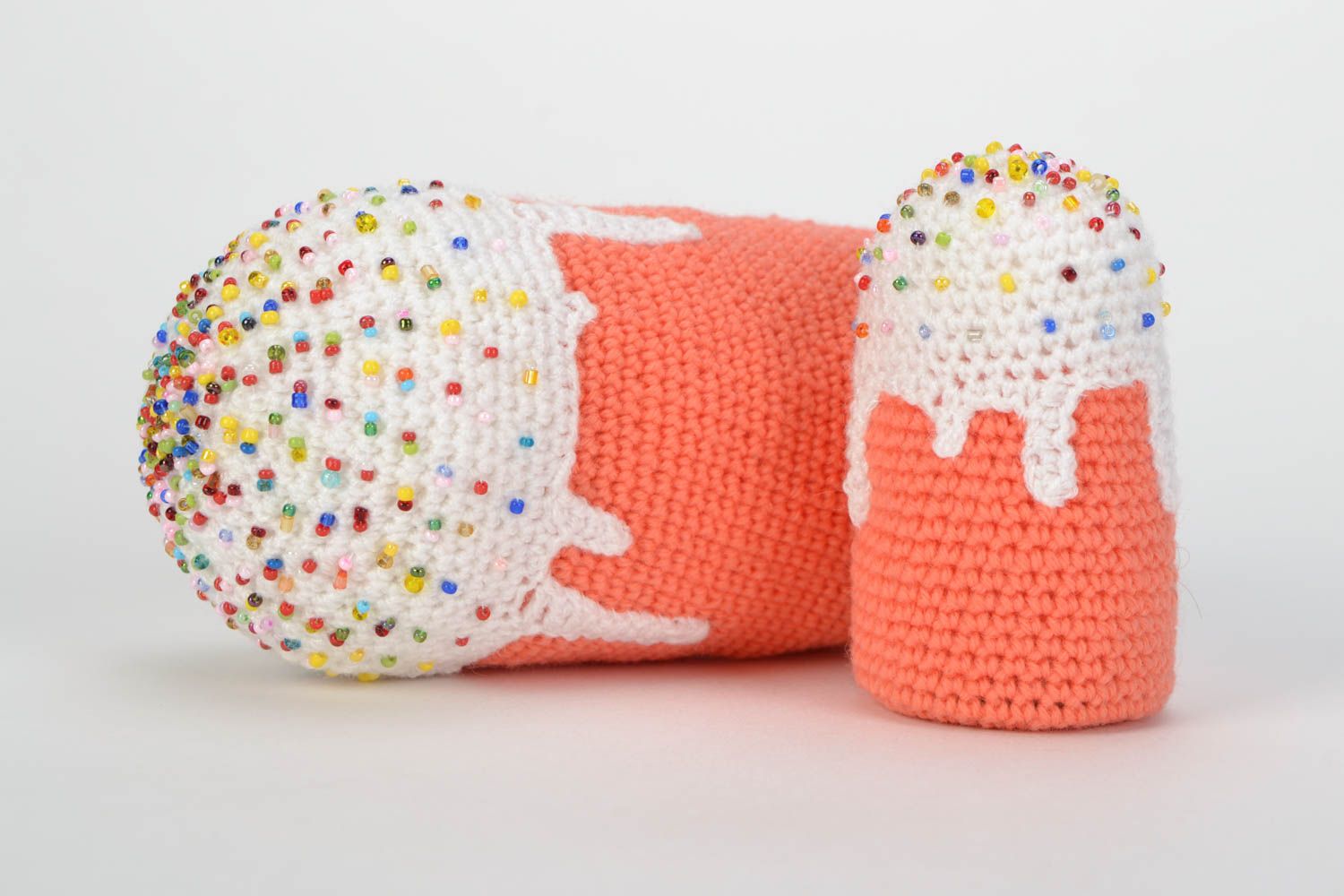Deux jouets mous tricotés Gâteaux couleur brique avec perles rocaille faits main photo 4