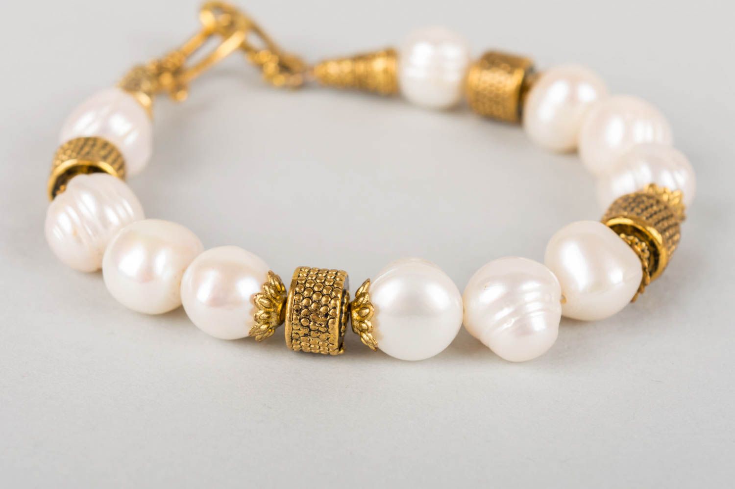 Handmade tender elegant women's wrist bracelet with fresh water pearls photo 3