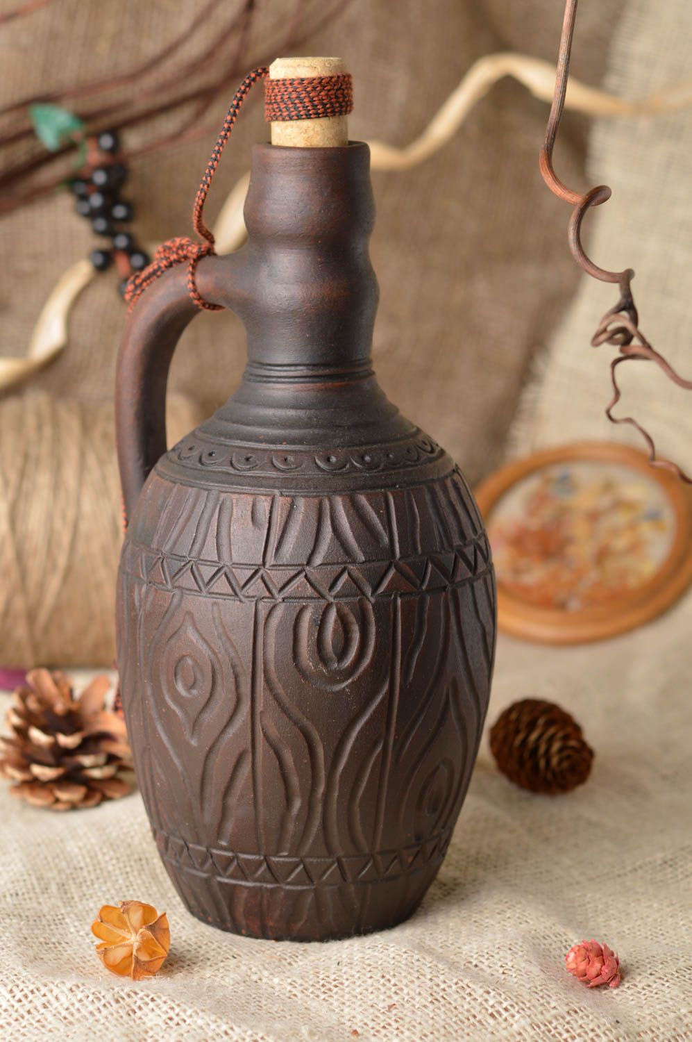 Bouteille en argile faite main décorative avec bouchon et anse brune à motif photo 1