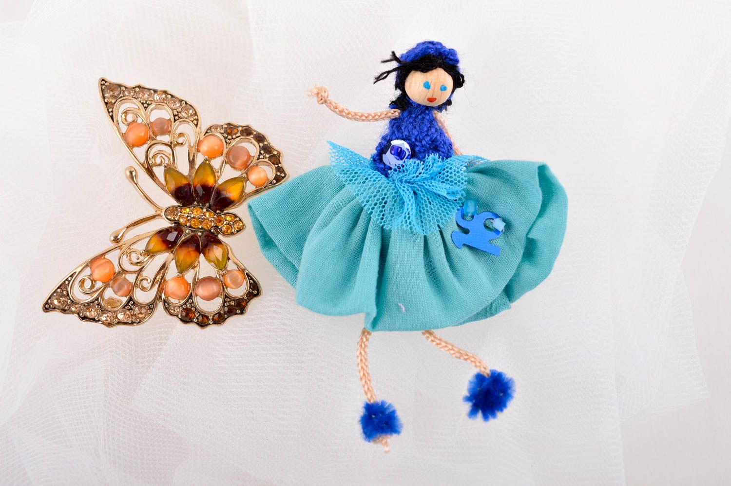 Broche fait main Bijou fantaisie textile Accessoire femme Poupée en bleu photo 1