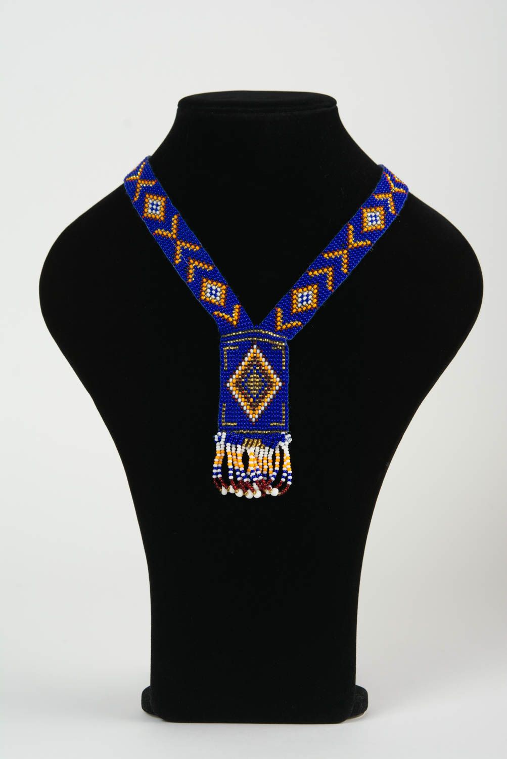 Collar hecho a mano de abalorios de estilo étnico artesanal largo de color azul foto 2