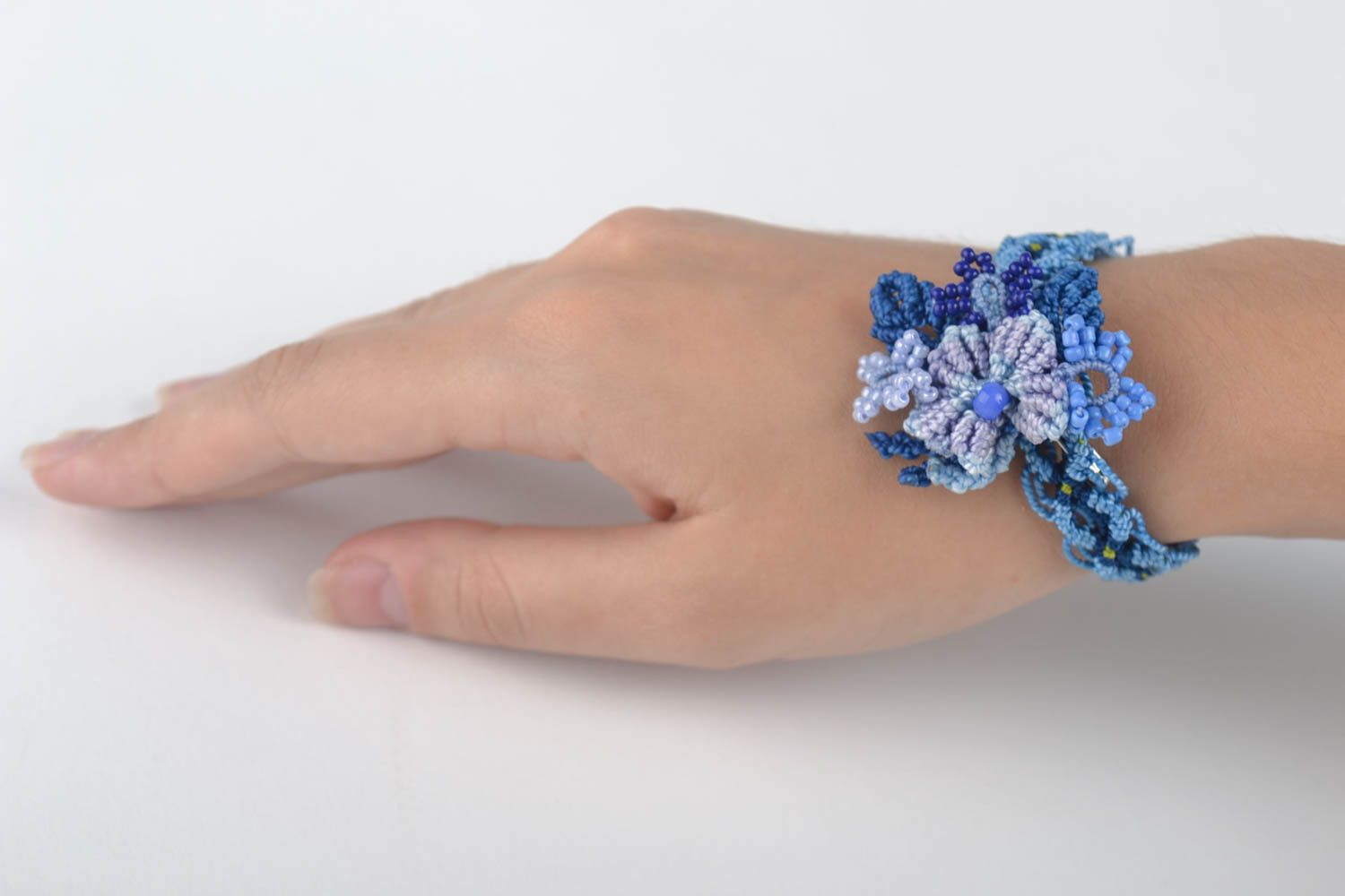 Bracelet design Broche textile faits main bleus tressés macramé Cadeau femme photo 5