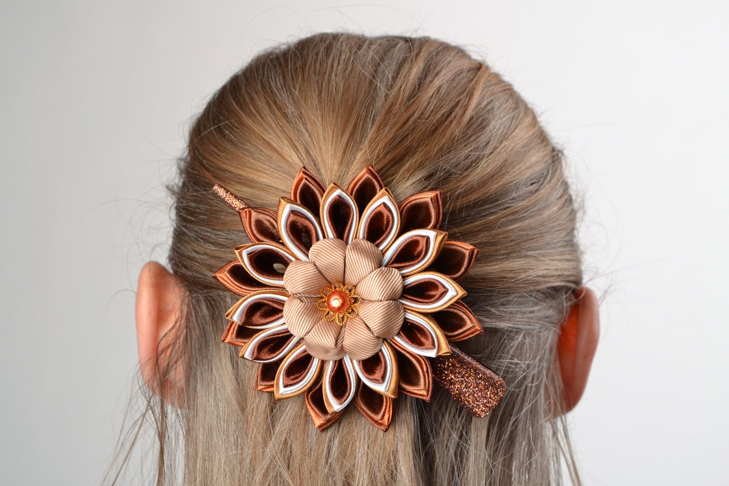 Handgemachte originelle braune Haarklemme aus Stoff in Kanzashi für Frauen foto 1