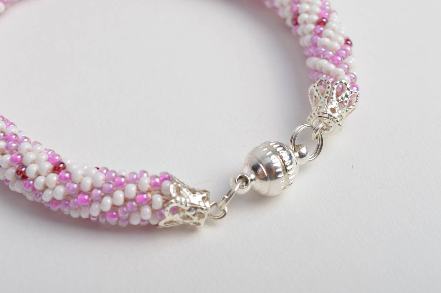 Bracelet perles de rocaille Bijou fait main blanc-mauve Cadeau pour fille photo 5