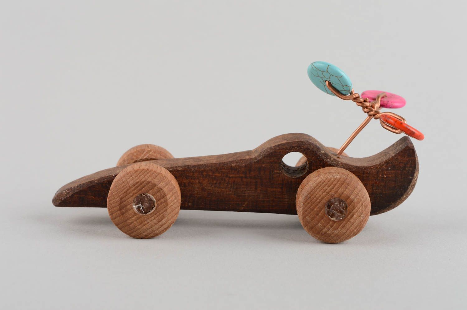 Juguete de madera artesanal infantil ecológico con hélice de piedra bonito foto 3