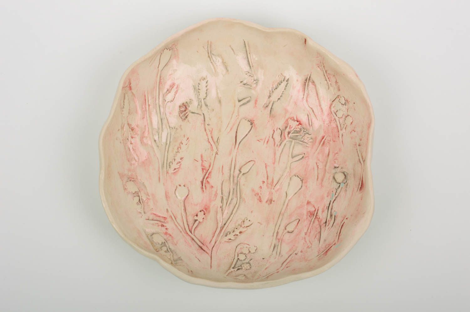 Глиняная тарелка с глазурью круглая бежевая объемная красивая ручной работы фото 1