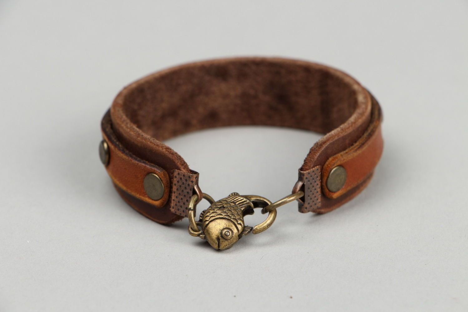 Bracelet fait main en cuir avec rivets photo 3