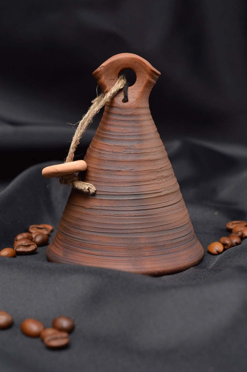 Керамический колокольчик ручной работы из красной глины на шнурке коричневый фото 6
