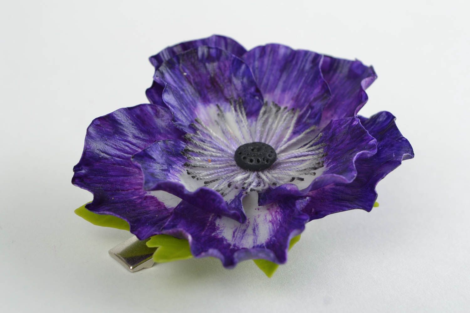 Pinza para el pelo artesanal de porcelana fría con forma de anémona violeta foto 3