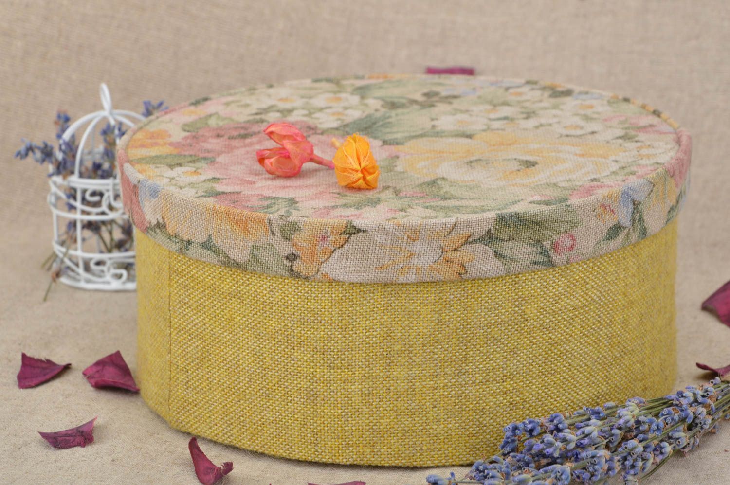 Runde große feine gelbe schöne handgemachte Schatulle aus Textil mit Blumen foto 1