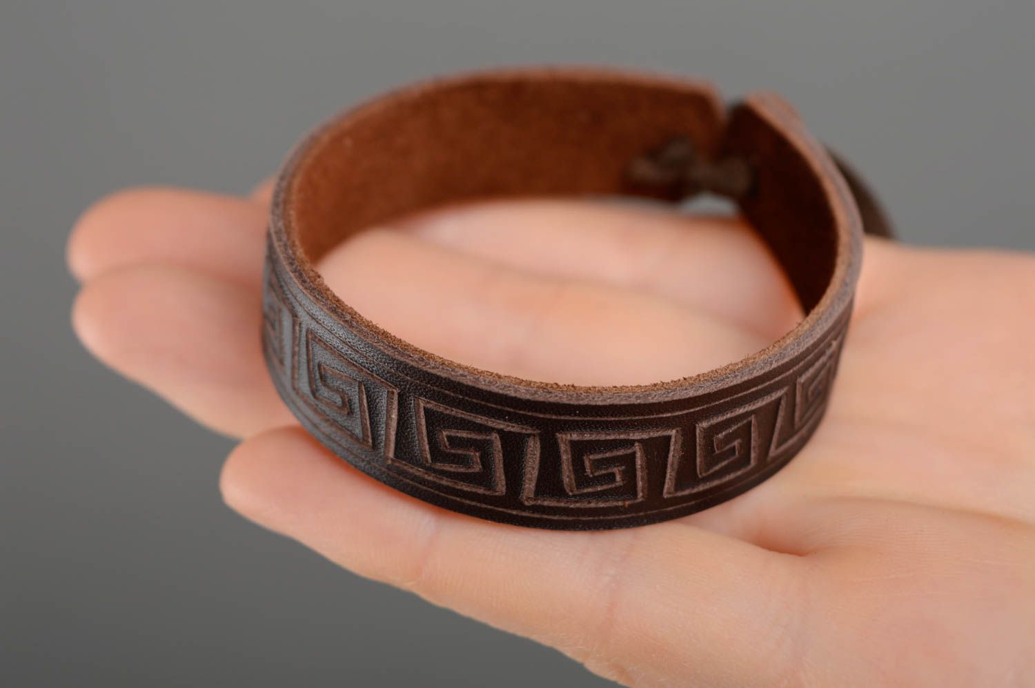 Bracelet en cuir naturel avec méandre marron fait main ethnique pour homme photo 4