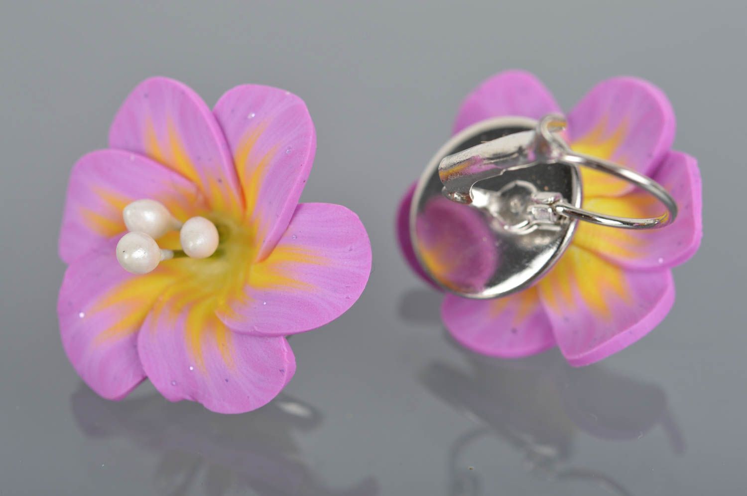 Feine helle violette originelle handgemachte Ohrringe aus Polymerton mit Blumen foto 5