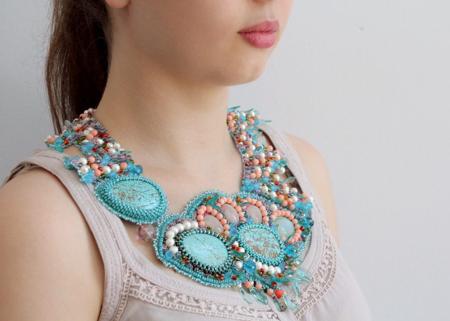 Collar de perlas, corales, abalorios, cristales Swarovski “Toque suave” foto 3