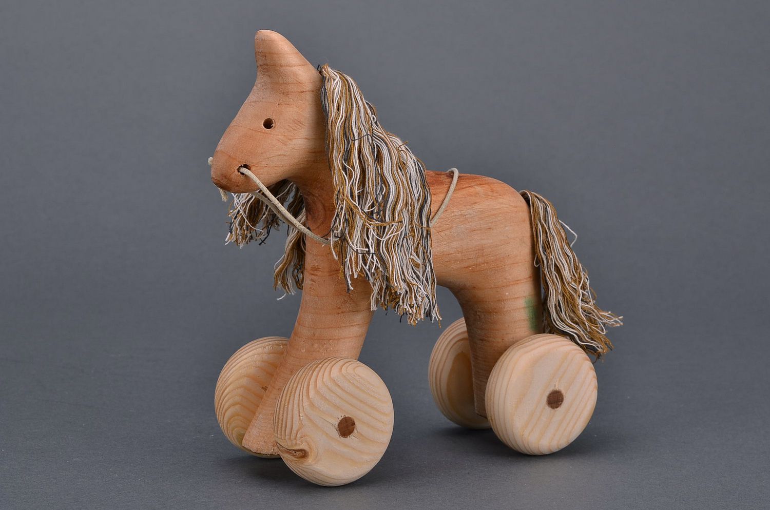 Деревянная маленькая лошадка фото 1