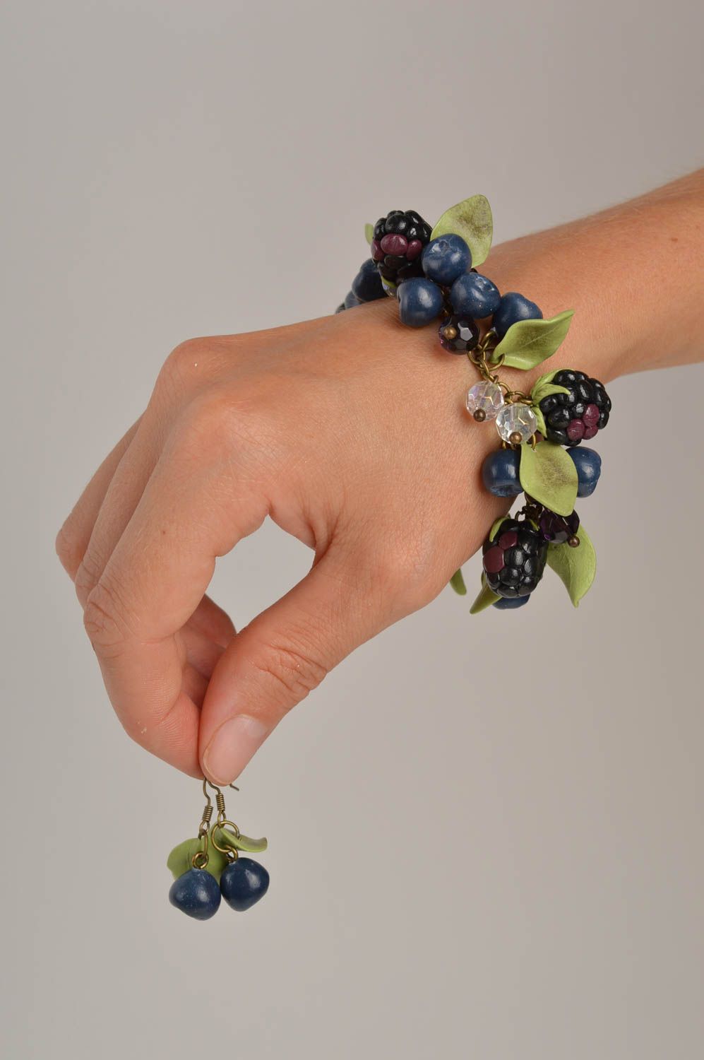 Браслет на руку красивые серьги украшения из полимерной глины Лесные ягоды фото 2
