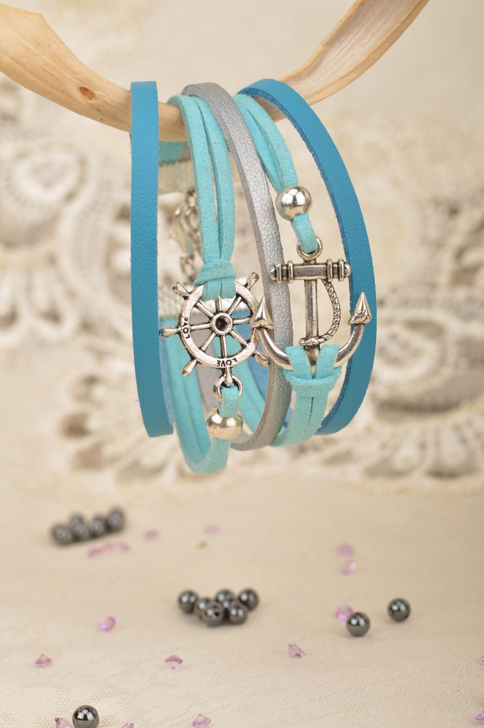 Bracelet en daim bleu multirang avec ancre et roue de gouvernail fait main photo 1