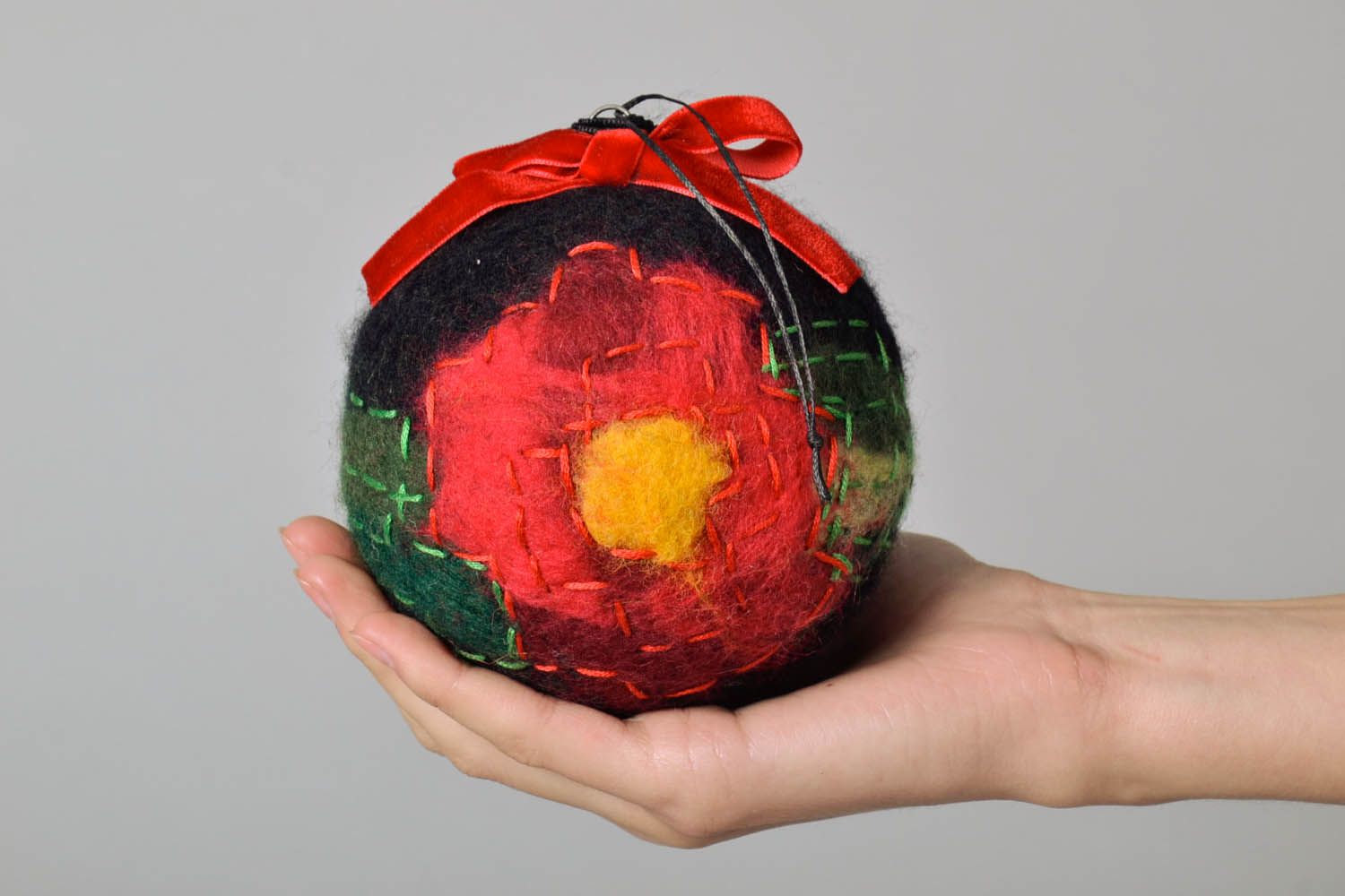 Grande bola artesanal de Natal feita de lã na técnica de feltragem foto 5