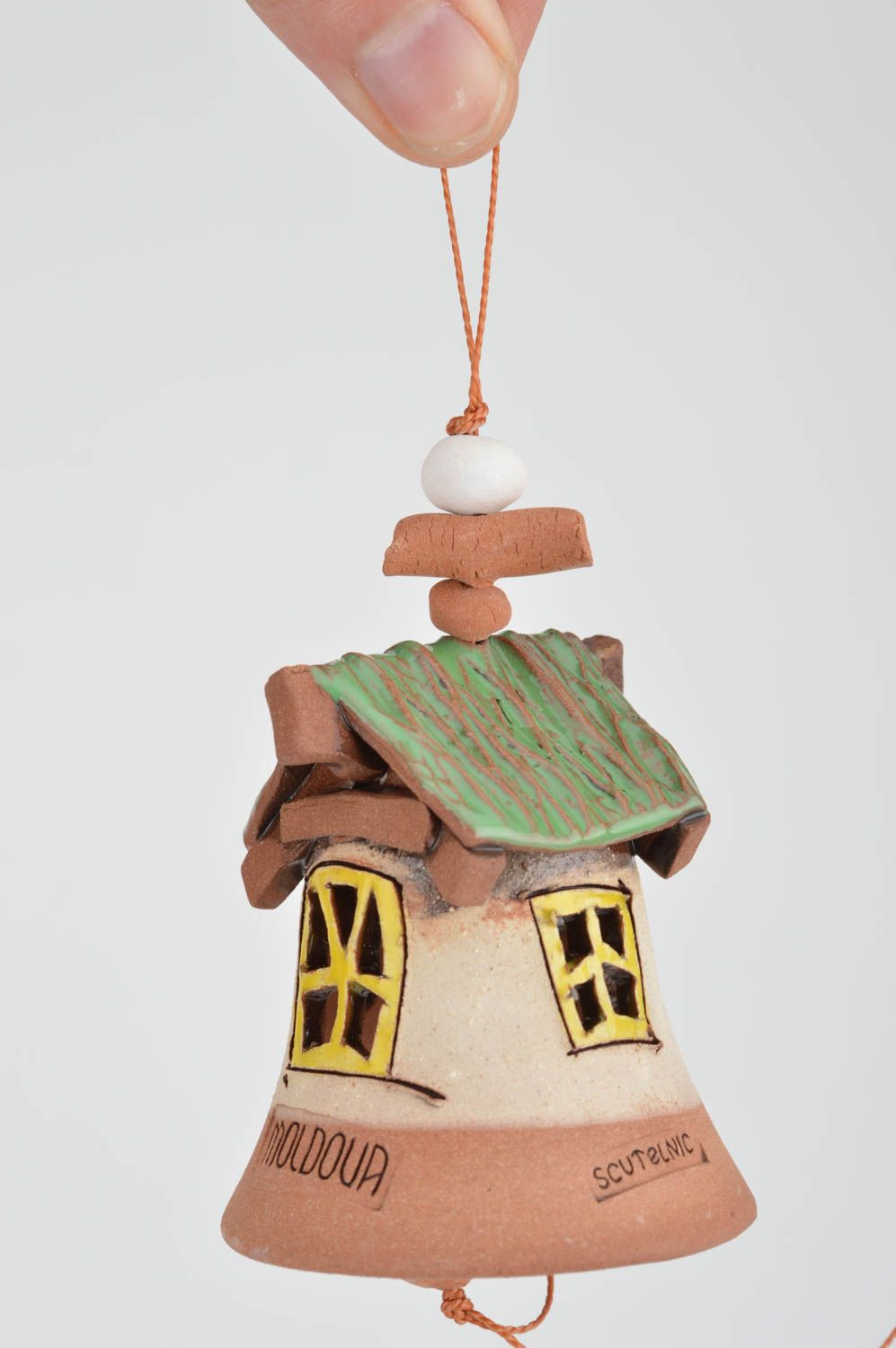 Clochette céramique en forme de maisonnette faite main peinte de glaçure photo 3