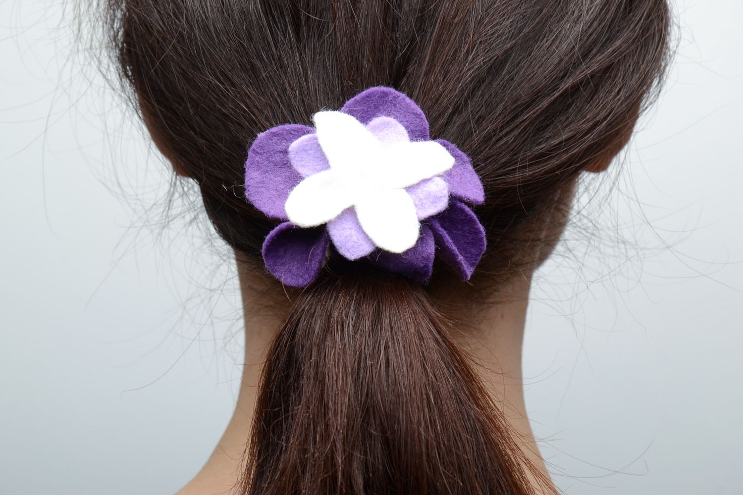 Violetter Haargummi mit Blume aus Filz foto 5