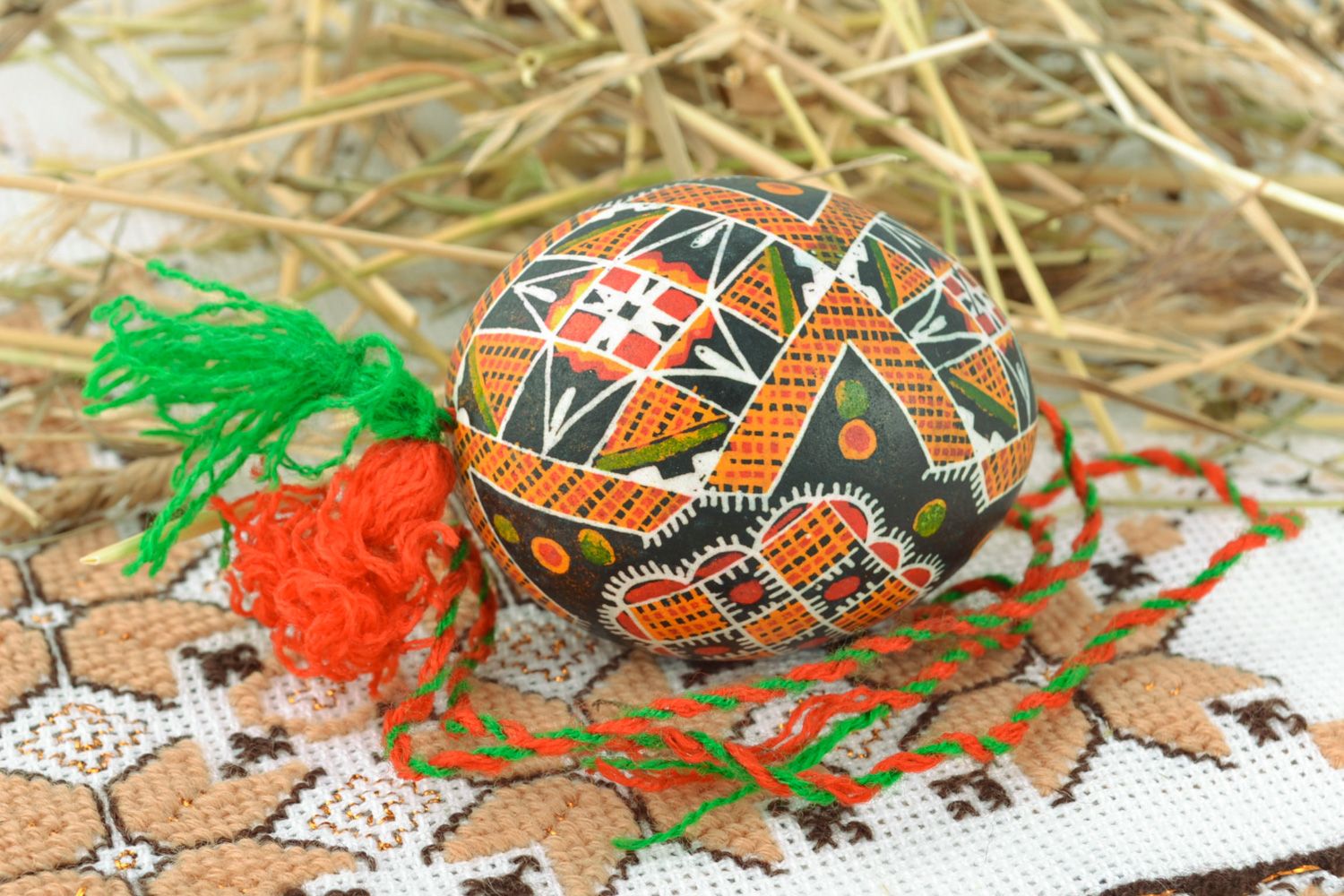 Oeuf de Pâques peint à la cire fondue avec un cordon fait main décoration photo 1