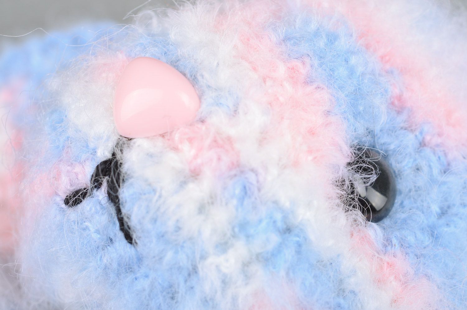 Мягкая вязаная игрушка в виде зайчика хенд мейд голубой с розовым ребенку фото 4