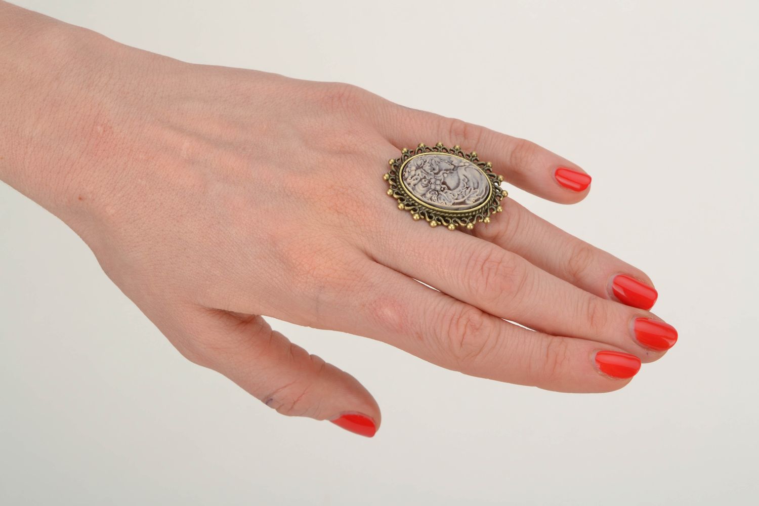 Винтажное кольцо с камеей из полимерной глины и металла фото 2