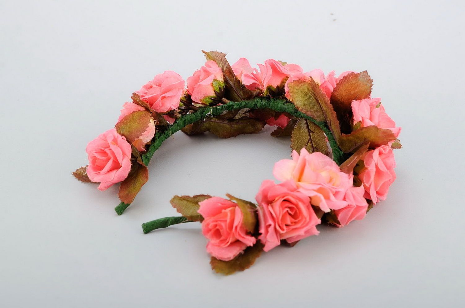 Corona de flores con rosas artificiales foto 5