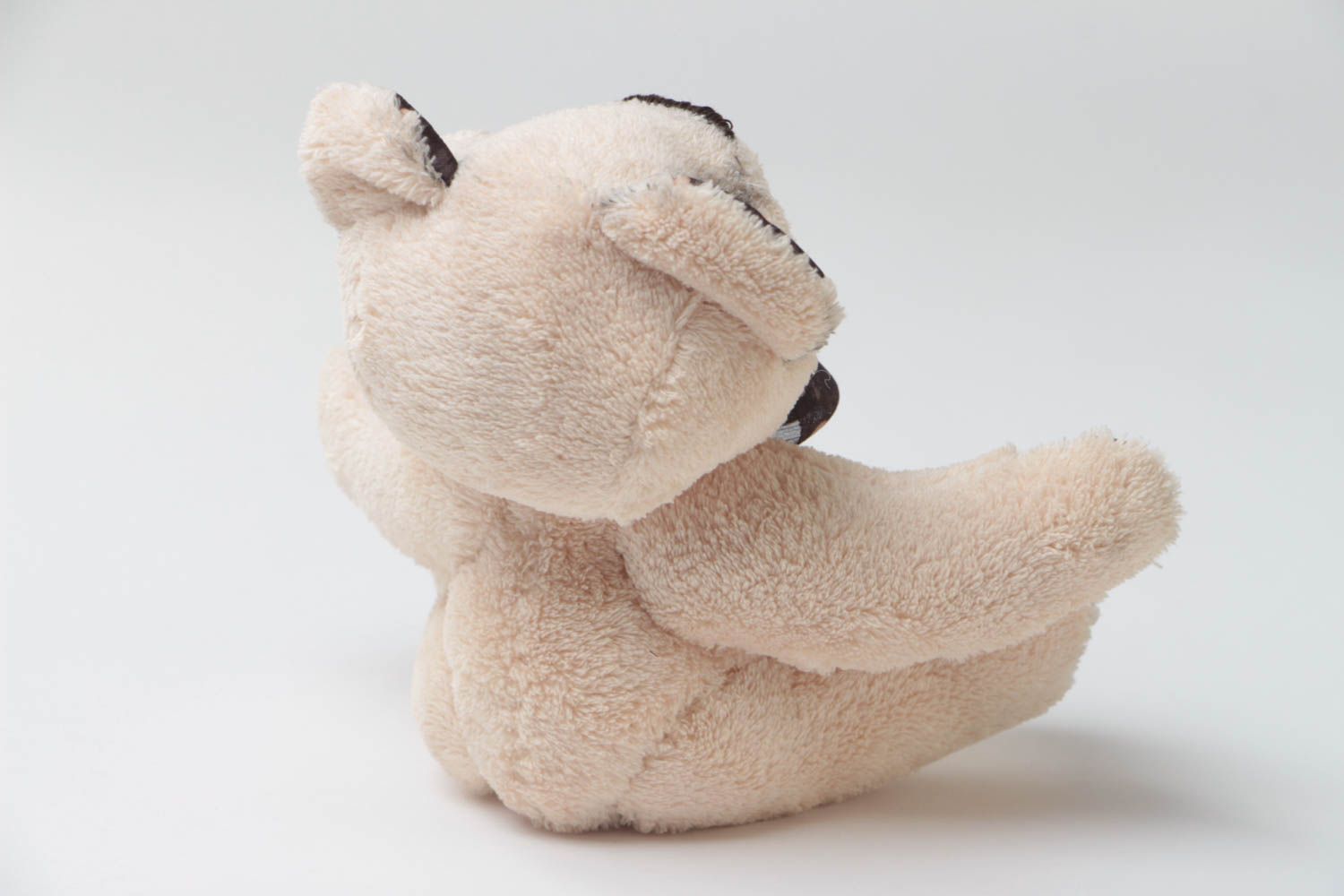 Beiges kleines knuddeliges lustiges handgemachtes Spielzeug Bär aus Viskose foto 4