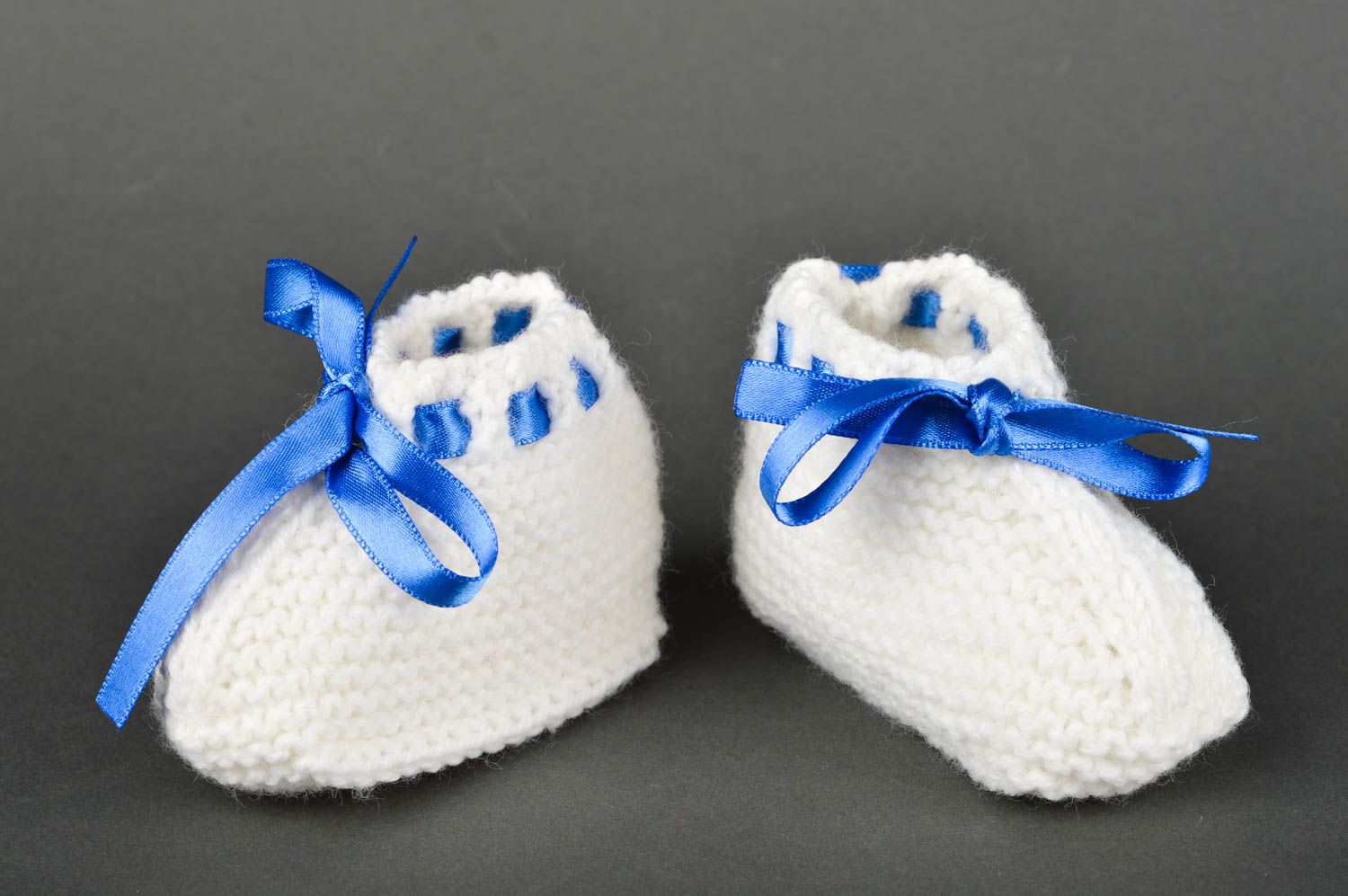 Chaussons bébé tricot faits main Chaussures bébé blanc-bleu Vêtement bébé photo 2