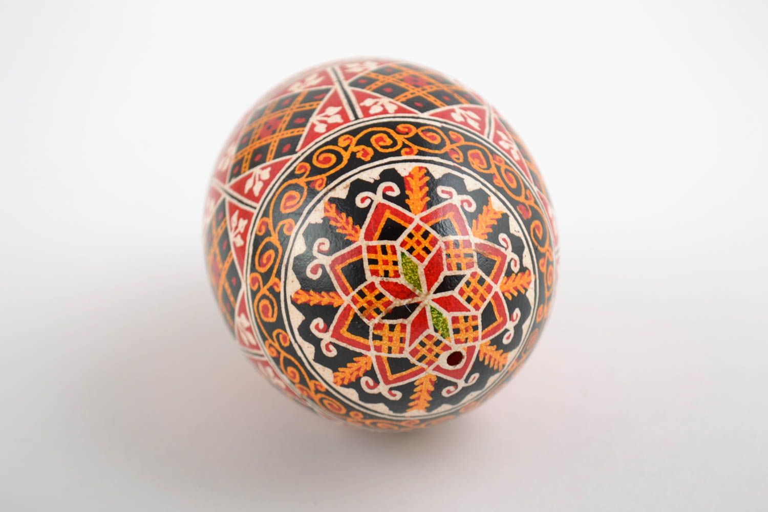 Huevo de Pascua de ganso pintado con tintes acrílicos artesanal bonito foto 4