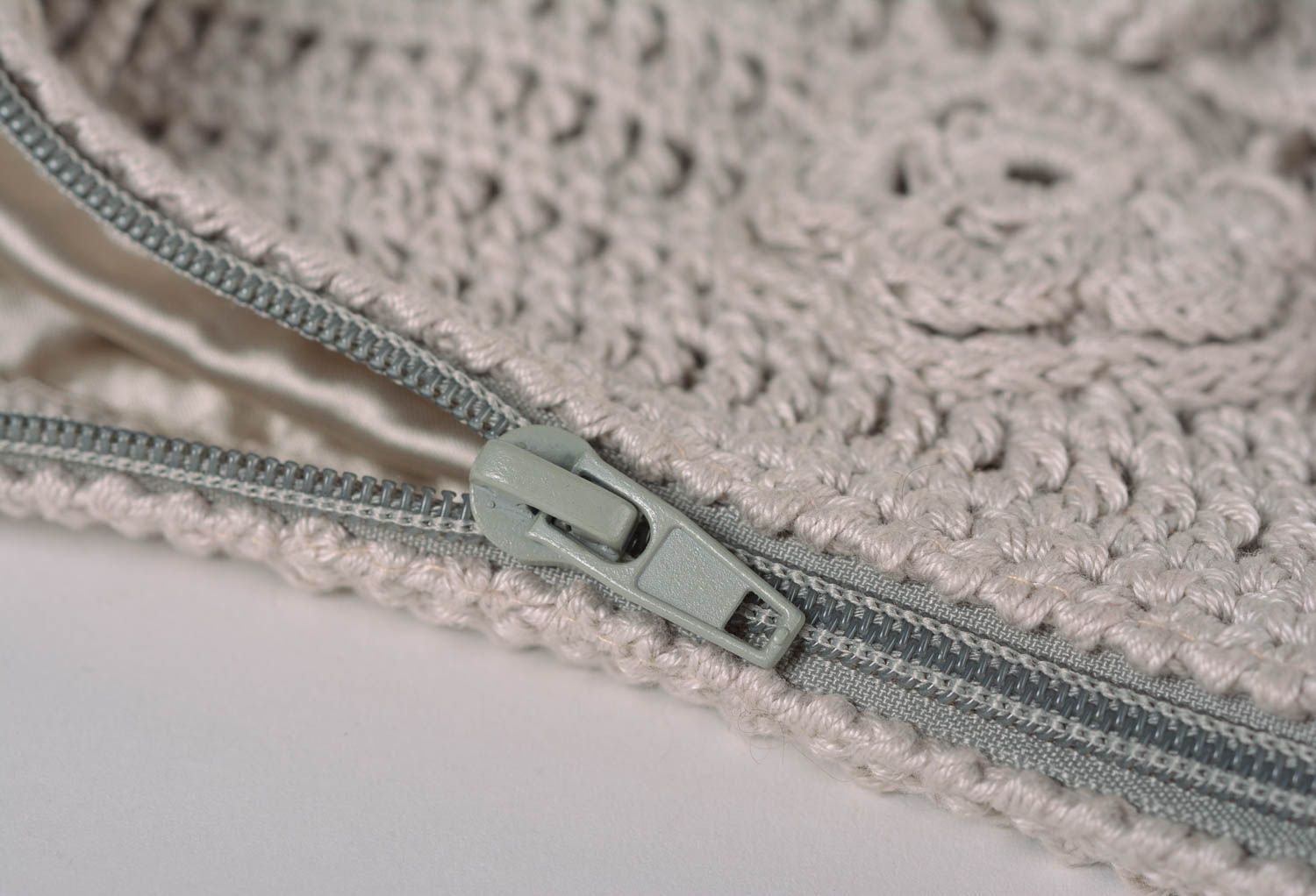 Bolso tejido de hilos de algodón artesanal de color gris con cadenita para mujer foto 5