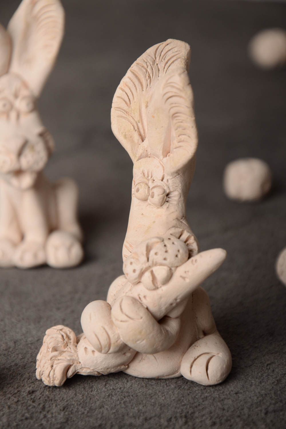 Глиняная статуэтка белая в виде зайчика с морковкой ручной работы для декора фото 1