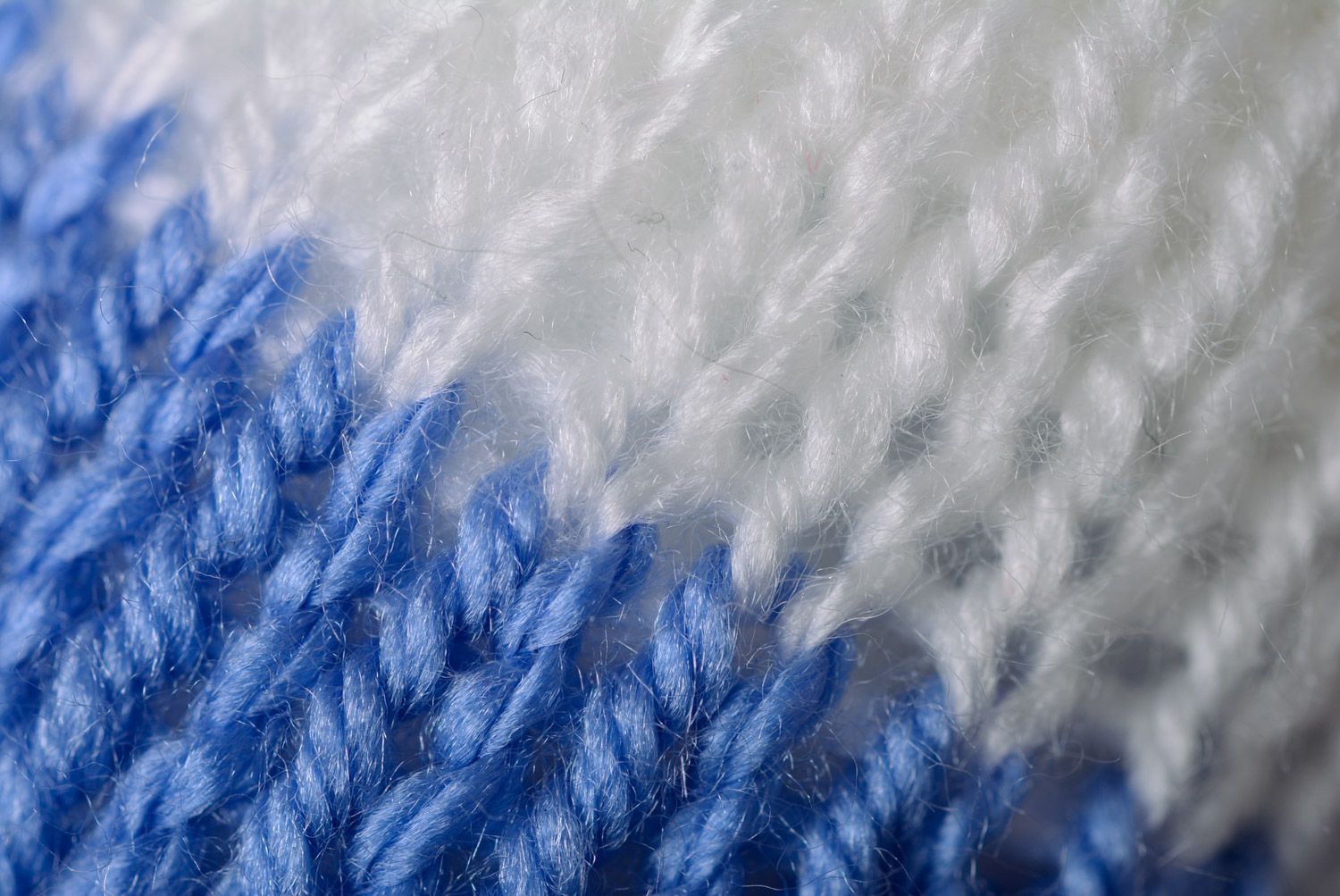 Petit jouet mou tricoté avec aiguilles Lièvre souriant blanc et bleu fait main photo 4
