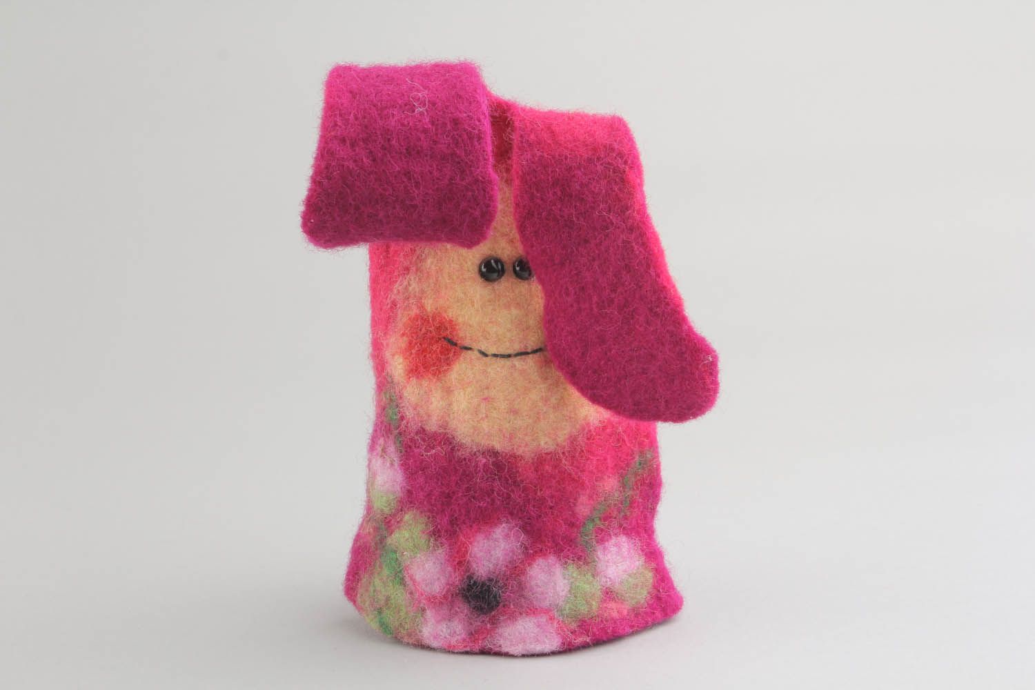 Brinquedo macio têxtil feito à mão de lã para decoração do interior de materiais naturais foto 1