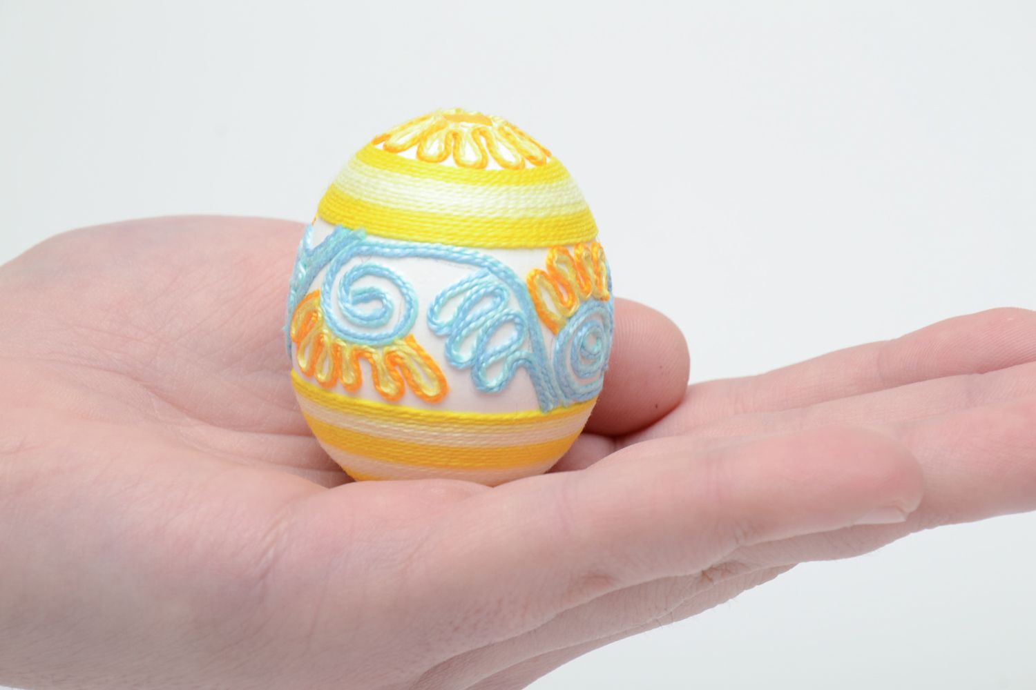 Яркое пасхальное яйцо декоративное с нитками фото 5