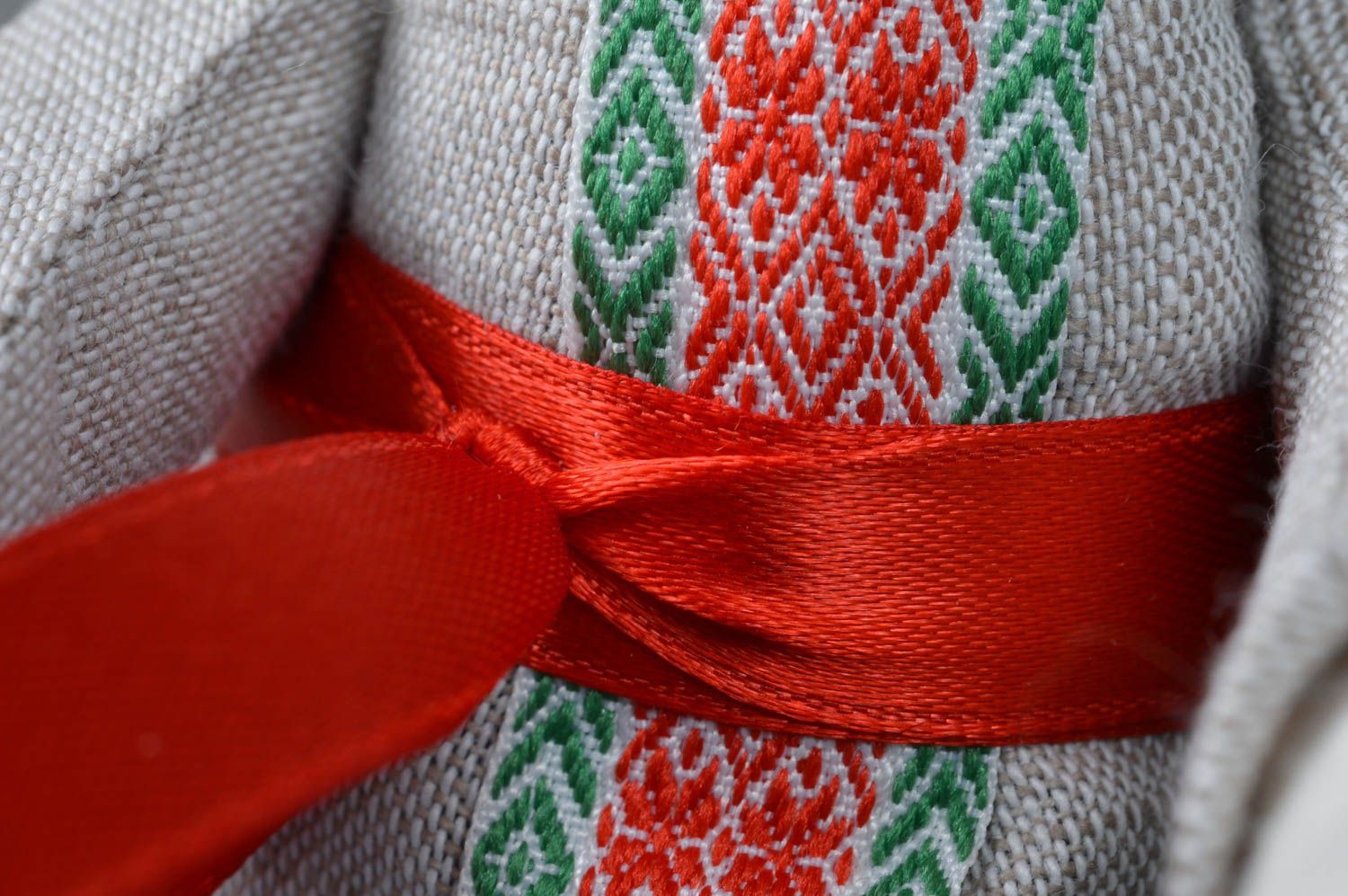 Schönes Textil Kuscheltier Hase im Anzug aus Baumwolle handmade Schmuck für Deko foto 2