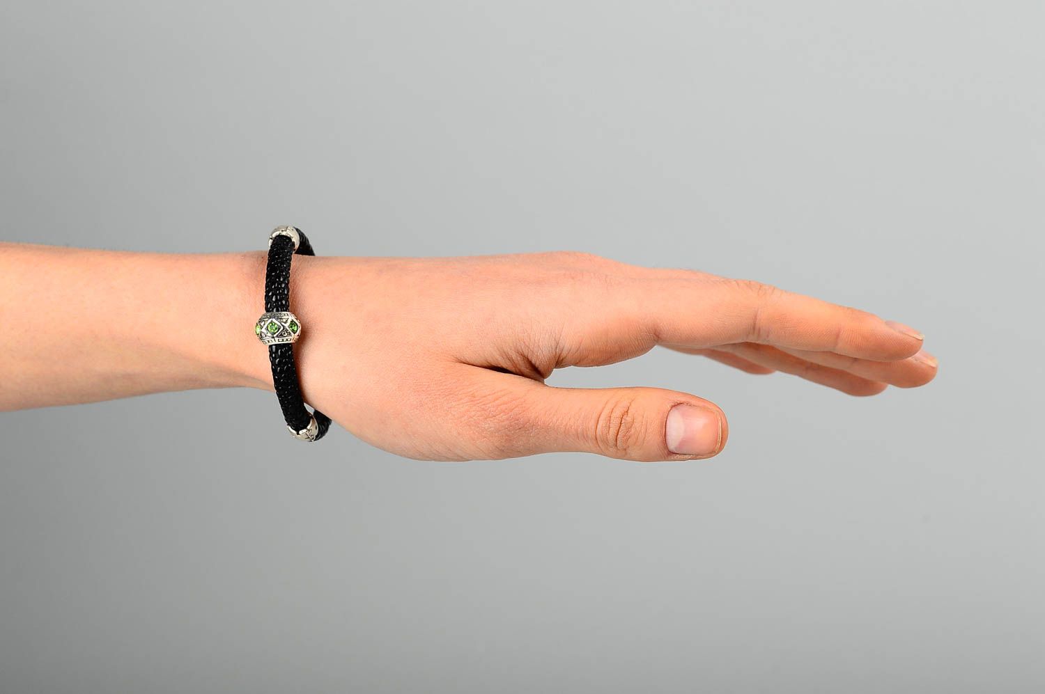 Bracelet cuir artificiel Bijou fait main noir tressé Accessoire design photo 2