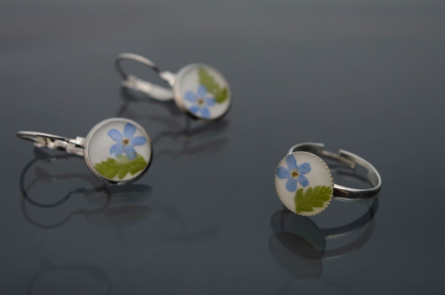 Earrings and ring with natural flowers embedded in epoxy resin photo 1