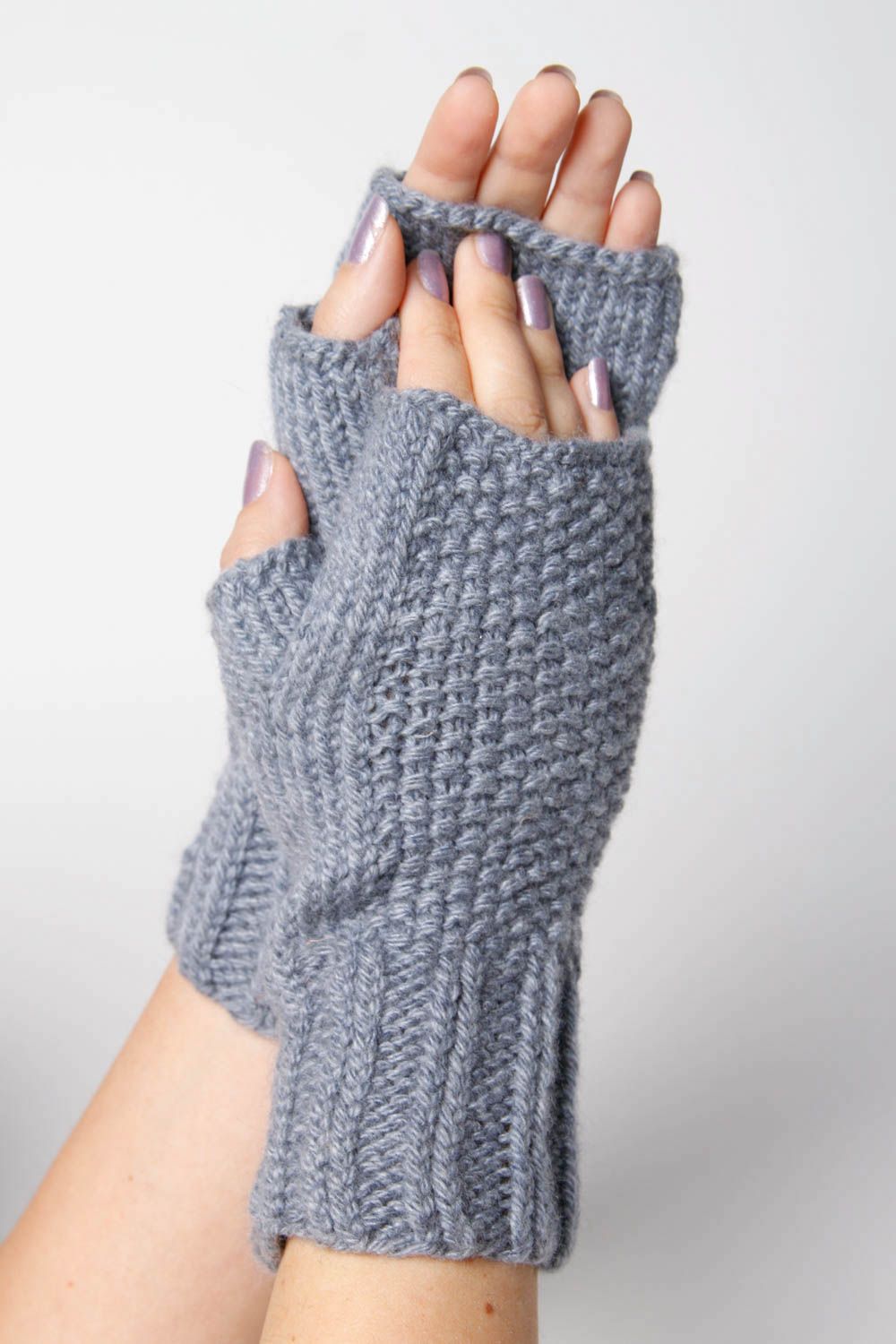 Guantes sin dedos hechos a mano grises accesorio de moda mitones a crochet foto 7
