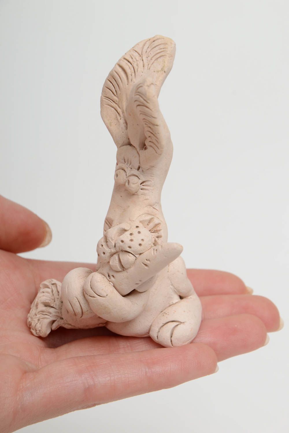 Figura decorativa de animal de cerámica hecha a mano liebre con	zanahoria  foto 5