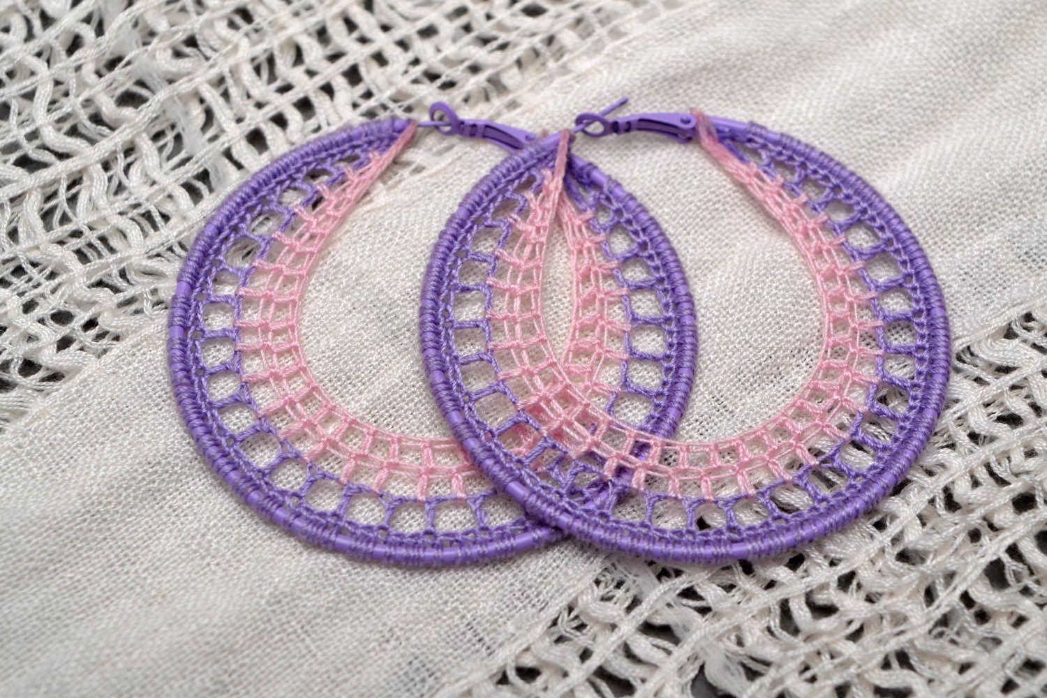 Brincos redondos de malha tricotados com fios de algodão Roxos foto 1
